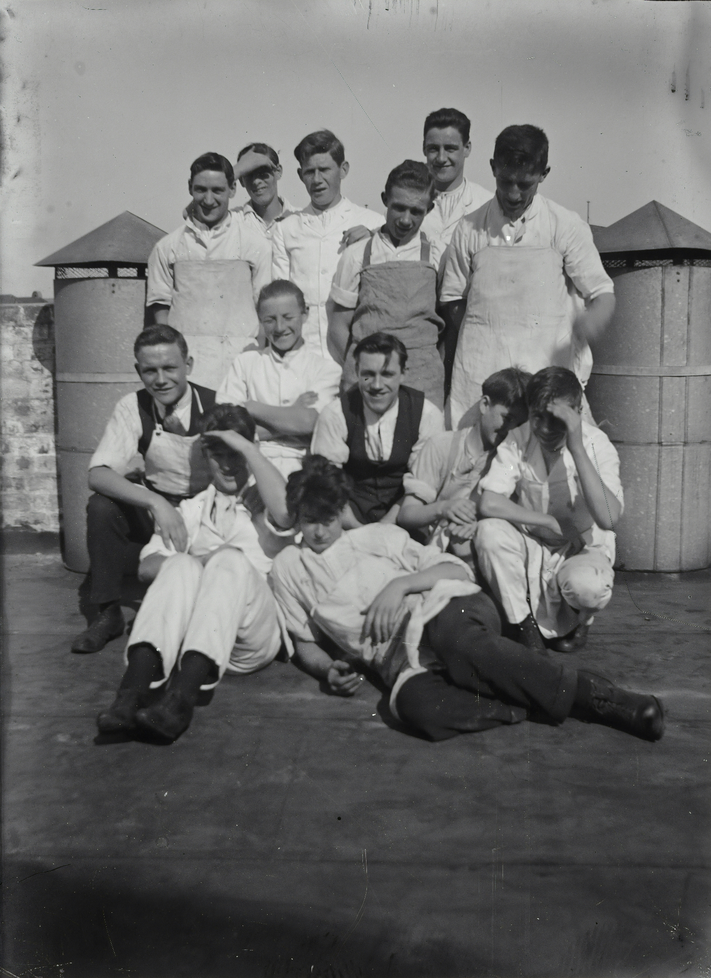 Portrait collectif d'apprentis en tenue de travail, photographie d'archive