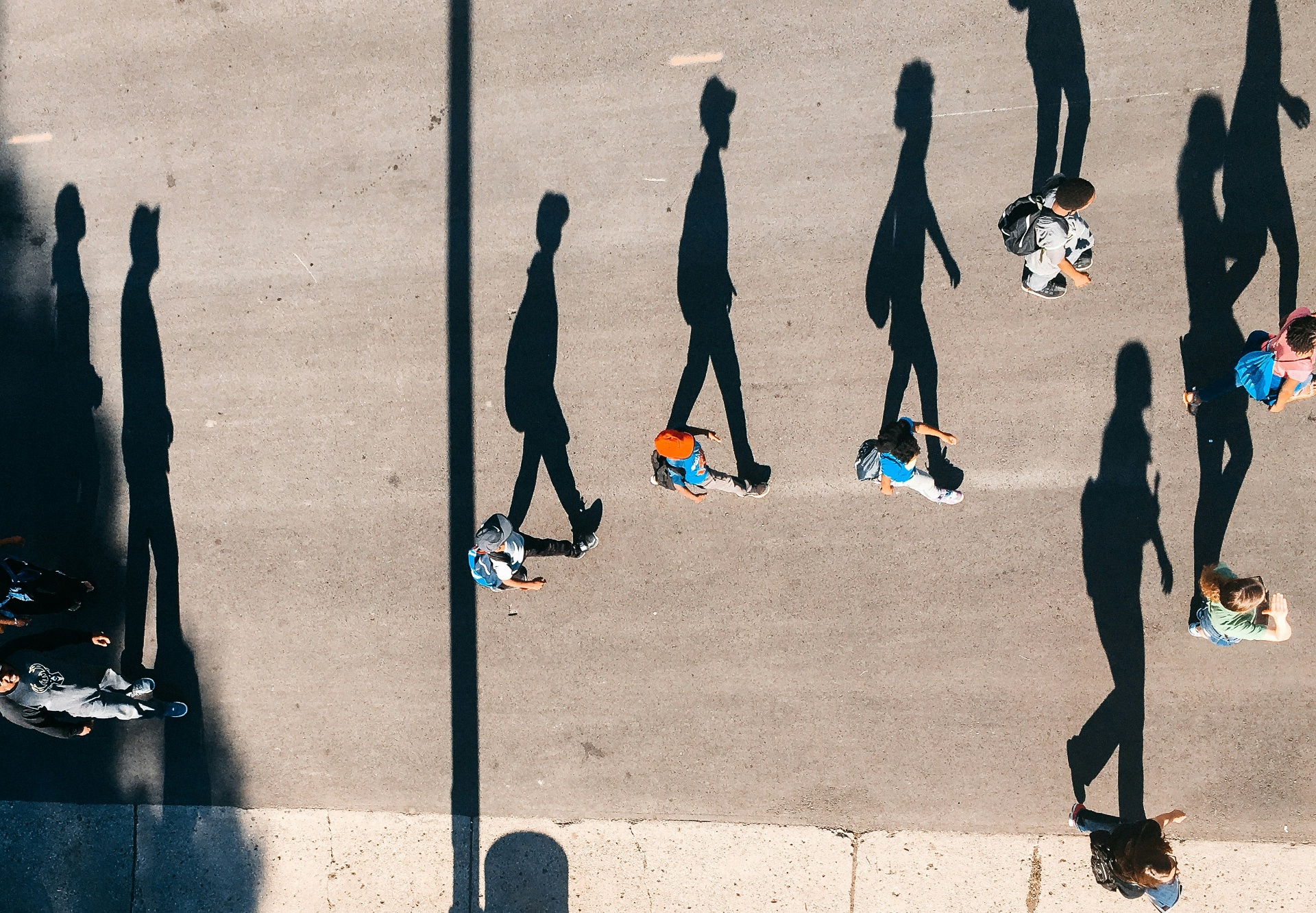 Vue aérienne de silhouettes en mouvement, ombres portées au sol