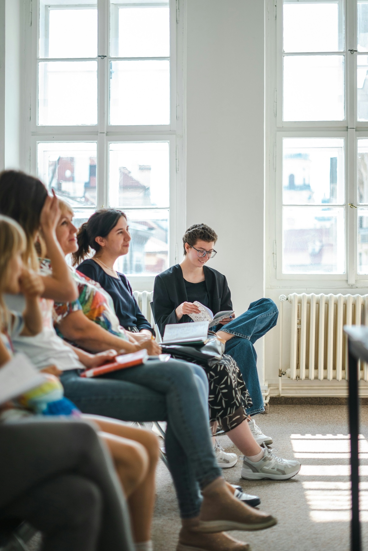 Groupe d'apprenants assis, en situation d'apprentissage dans une salle lumineuse